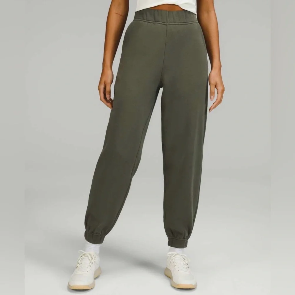 Lululemon Relaxed High-Rise Jogger in
Carob Brown - Picture 1 of 10